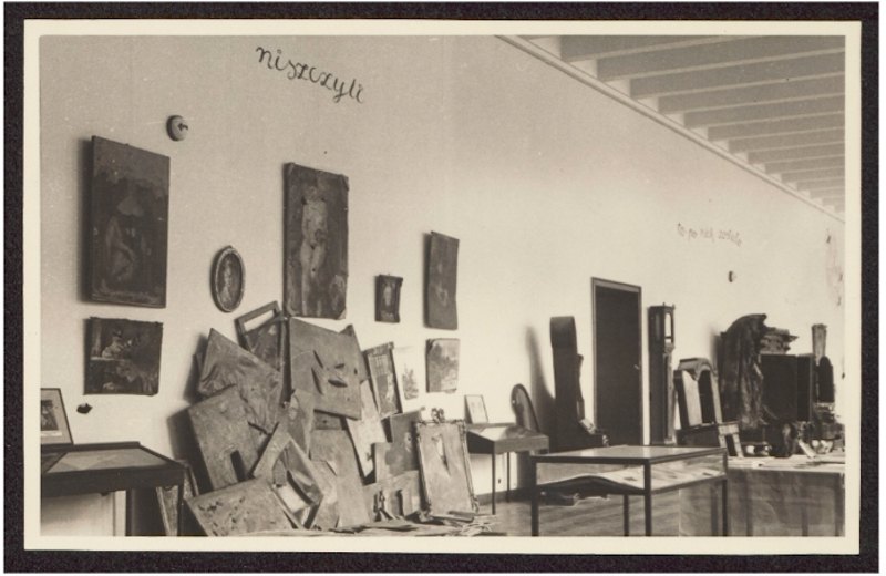 Експозиція із виставки, яка показує знищені зразки польського живопису. Невідомий фотограф. 