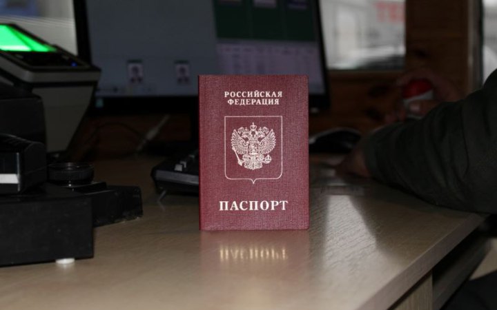 Українська розвідка розповіла, як росіяни змушують жителів окупованих територій переходити на паспорти РФ