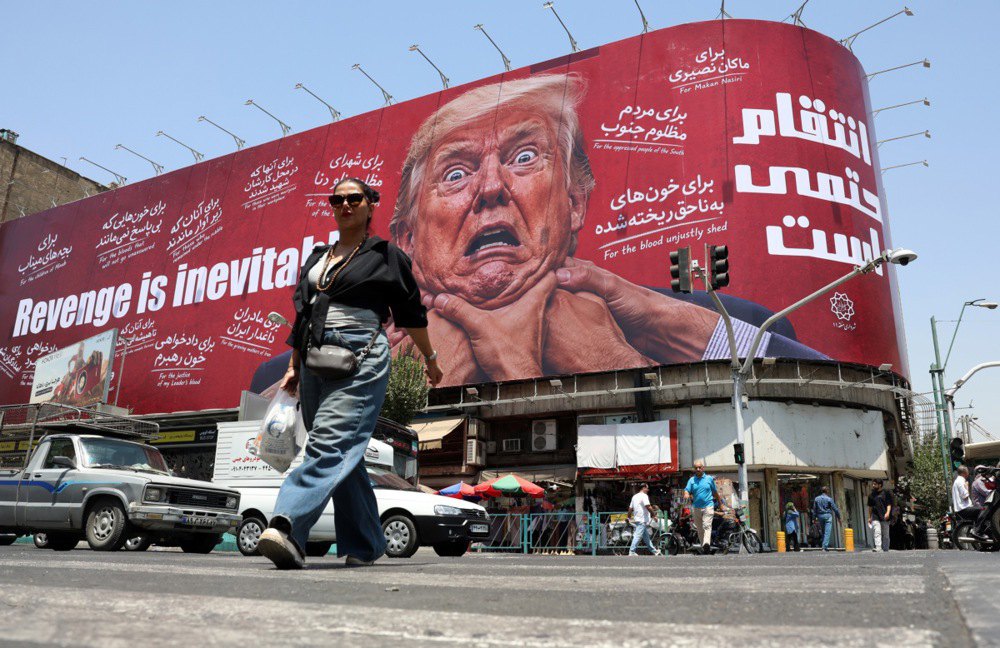 Білборд із антиамериканськими гаслами та зображенням Трампа на вулиці Тегерана 27 липня 2026 року.