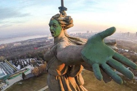У РФ порушили кримінальну справу через колаж із "зеленим" пам'ятником "Батьківщина-мати" в пабліку Навального