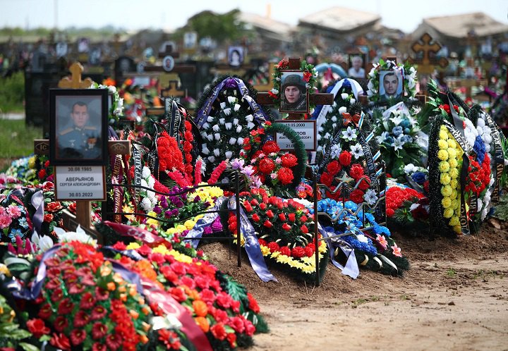 Могили російських військових на цвинтарі у Волзьку, РФ.