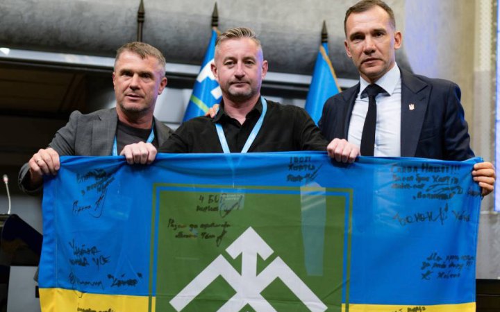 Жадан передав прапор бригади «Хартія» Андрію Шевченку