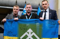 Жадан передав прапор бригади «Хартія» Андрію Шевченку