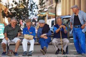 Французький уряд знижує пенсійний вік