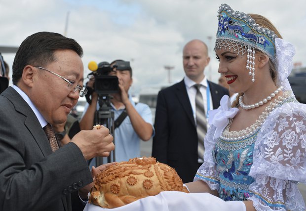 Президента Монголии Цахиагийн Элбэгдорж встречают по прибытии на саммит в Уфе, Республика Башкорстан, РФ, 9 июля 2015 г. 