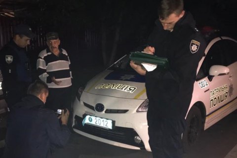 У Києві п'яна компанія напала на патрульних і розбила їхній автомобіль
