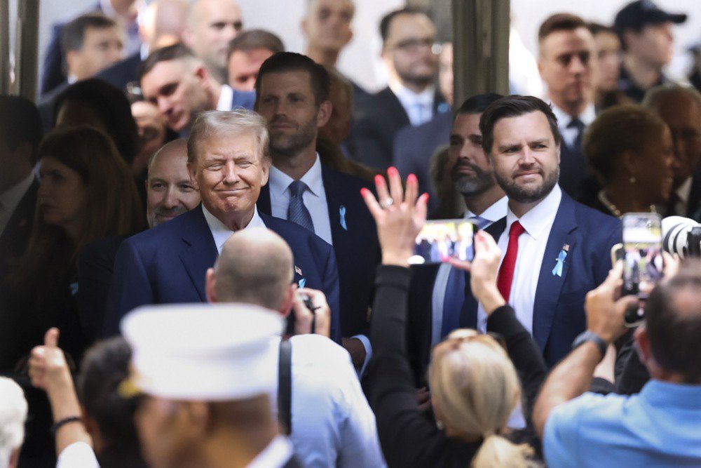 Кандидат у президенти від Республіканської партії Дональд Дж. Трамп та кандидат у віце-президенти від Республіканської партії, сенатор Джей Ді Ванс від штату Огайо, під час церемонії вшанування пам'яті жертв 11 вересня у Національному меморіалі у Нью-Йорку, 11 вересня 2024 року.