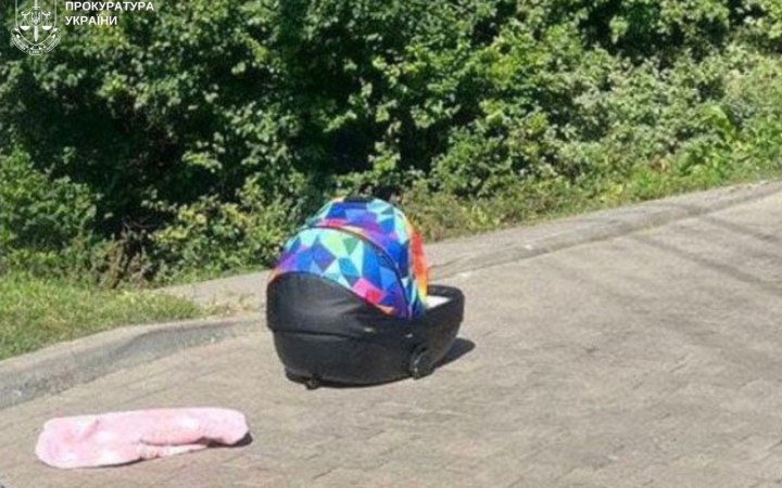 Судитимуть львів’янина, який забув люльку з дитиною на даху авто і поїхав