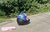 Судитимуть львів’янина, який забув люльку з дитиною на даху авто і поїхав