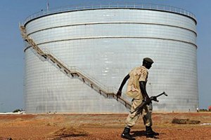 Южный Судан прекратил добычу нефти из-за конфликта с Суданом