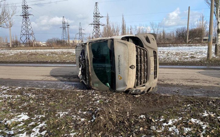 Росіяни атакували дроном авто “Укрпошти”