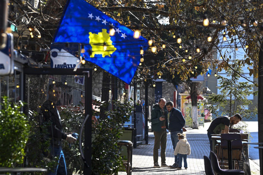 Прапор Косово у центрі Приштини, 17 лютого 2024 року