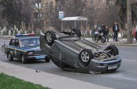 В Киеве из-за ДТП автомобиль 20 метров проехал на крыше 