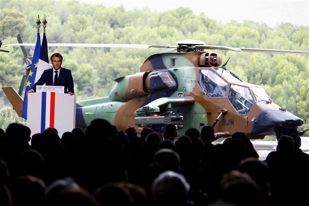  Емманюель Макрон виступає з промовою про стратегію оборони країни під час візиту на базу ВМС Франції в Тулоні, 9 листопада 2022 р.
