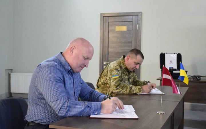 Українські прикордонники отримали дрони від колег з Латвії
