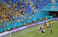 Украинские болельщики отблагодарили шведов за победу над Польшей, вывесив флаг возле посольства Швеции в Киеве