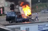 Уранці на Хрещатику чоловік підпалив автомобіль