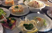 Ресторанам во Львовской области запретили готовить салаты с майонезом и заварные пирожные