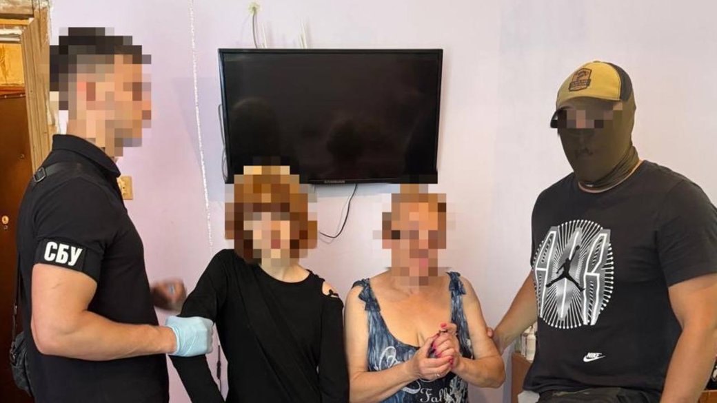 Затримання доньки й матері, яких підозрюють у роботі на спецслужби РФ — підпалі військового евакуаційного автомобіля й
обладнання залізниці. 