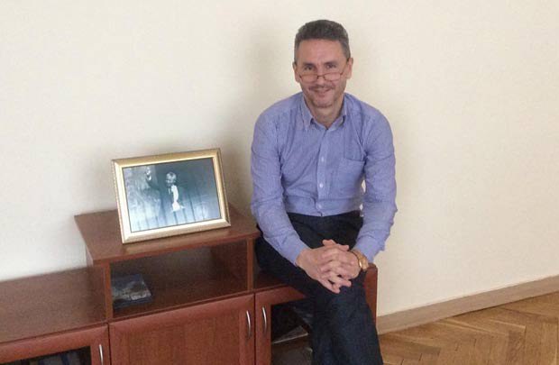 Друзенко в кабінеті поруч з портретом Мандели