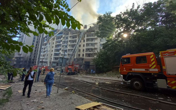 Унаслідок ворожого обстрілу в Києві загорівся будинок, є постраждалі