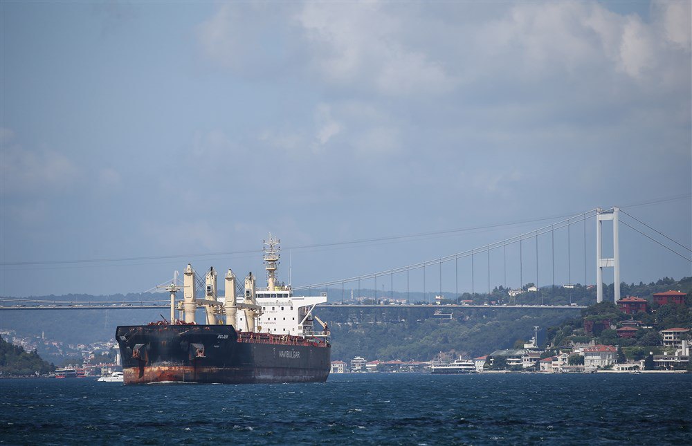 Вантажне судно Rojen під прапором Мальти, яке вийшло з українського порту Чорноморськ із зерном на експорт, пропливає Босфором, 7 серпня 2022 р.