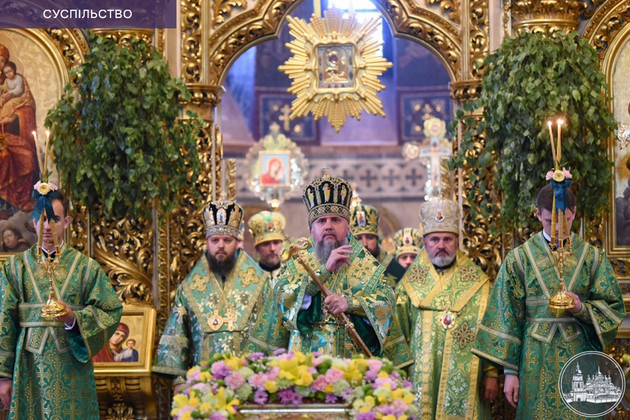 На Трійцю священники часто служать у зелених ризах