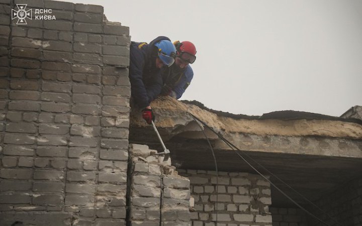 У Києві уламки "шахеда" влучили у багатоповерхівку (оновлено)