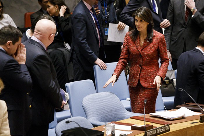 Никки Хейли и Василий Небензя во время перерыва в заседании совбеза ООН, Нью-Йорк, США, 10 апреля 2018.