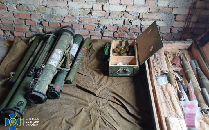 СБУ виявила три схрони з російською зброєю та вибухівкою. Один — поблизу Києва