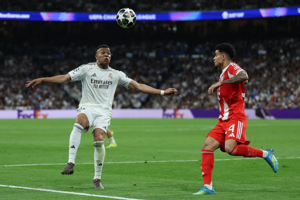 Мбаппе намагається приборкати м'яч