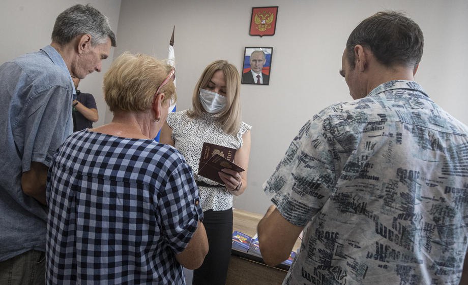 Мешканці окупованого Мелітополя отримують російські паспорти, 14 липня 2022 року.