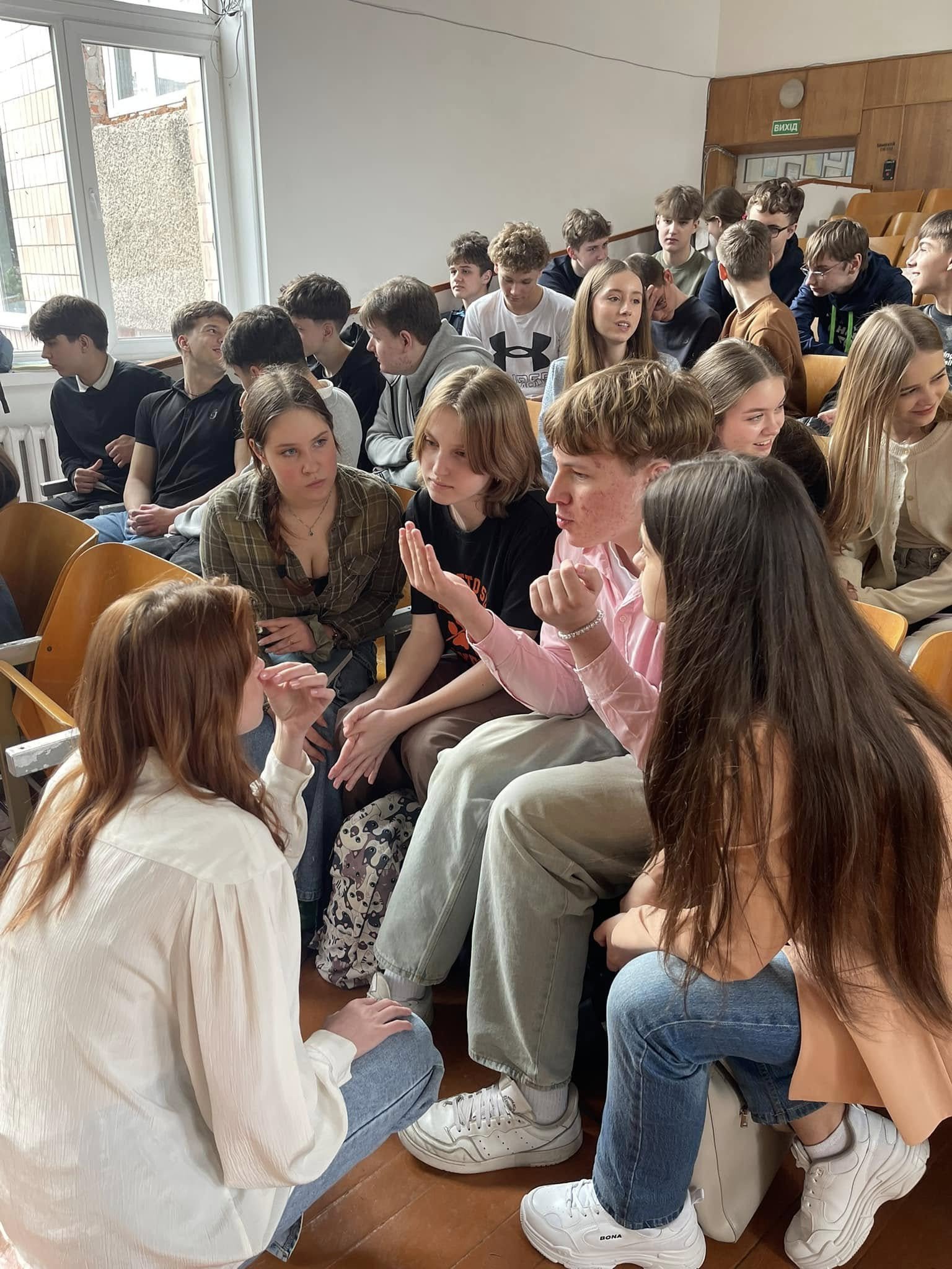 Школярі спілкуються під час проєкту «Школа Героїв» у Луцьку.