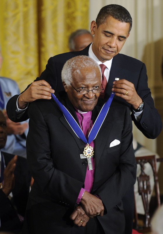 Десмонд Туту получил от экс-главы США Барака Обамы Президентскую медаль Свободы