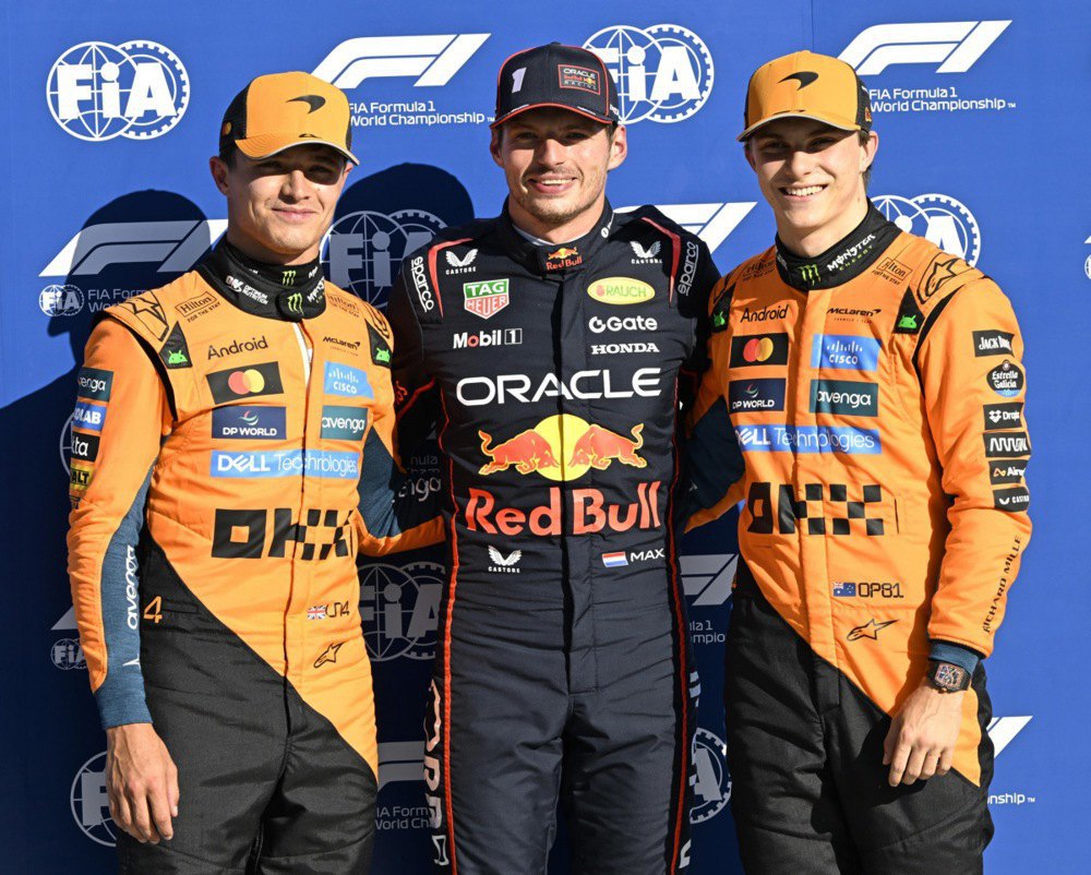 Трійка кращих за підсумками гонки (зліва направо: Ландо Норріс, Макс Ферстаппен, Оскар Піастрі))