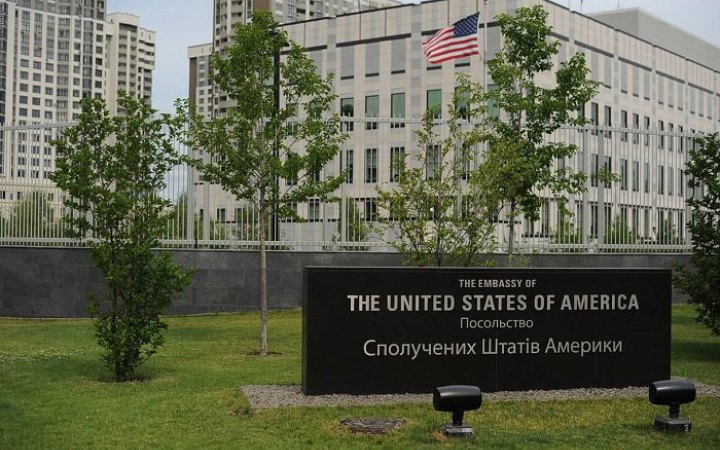 Посольство США в Україні попередило чоловіків з двома паспортами про неможливість виїзду