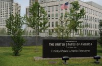 Посольство США в Україні попередило чоловіків з двома паспортами про неможливість виїзду