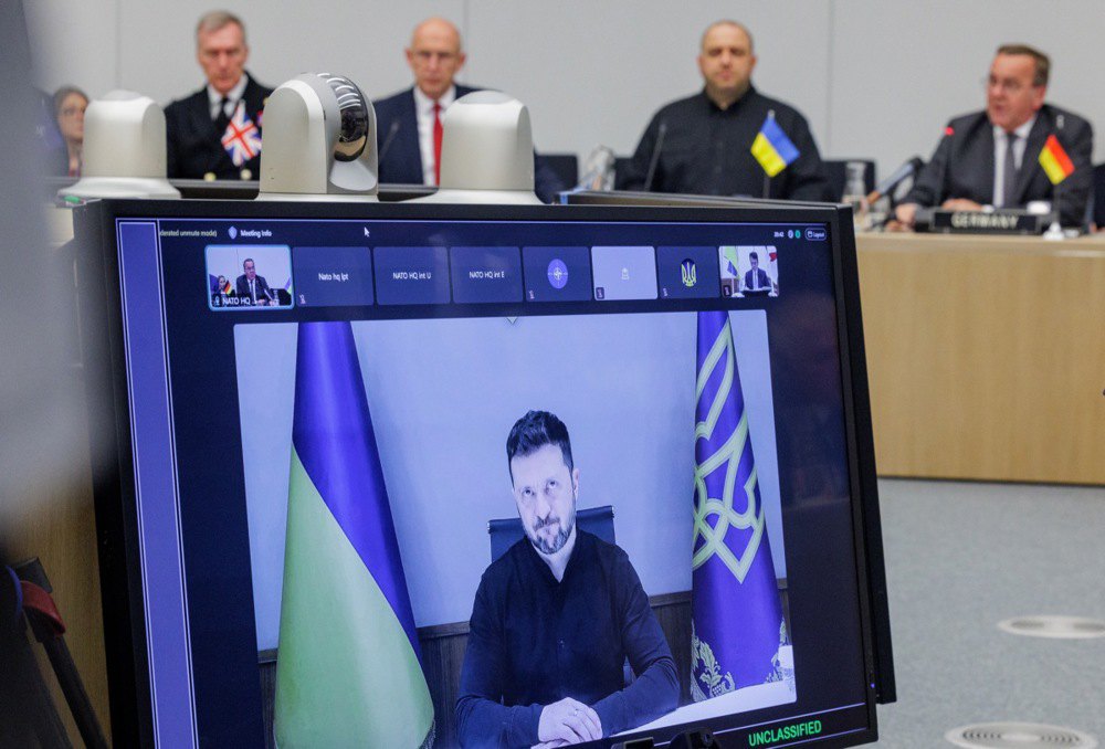 Президент України Володимир Зеленський виступає перед (зліва направо) начальником Генштабу Збройних сил Великобританії Тоні Радакіним, держсекретарем з питань оборони Великої Британії Джоном Гілі, міністром оборони України Рустемом Умєровим і міністром оборони Німеччини Борисом Пісторіусом під час засідання контактної групи з питань оборони України перед зустріччю міністрів оборони країн НАТО в Брюсселі, 4 червня 2025 року.