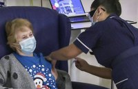 Великобритания начала вакцинацию от ковида, первой привили 90-летнюю женщину (обновлено) 