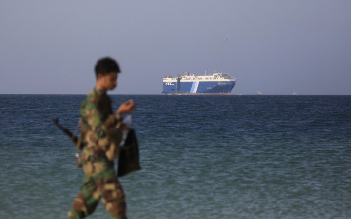 Біля берегів Ємену від ракетного удару постраждали два вантажних судна