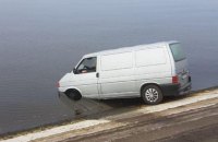 Пьяный житель Черкасс въехал в реку Днепр на автомобиле, чтобы впечатлить девушку