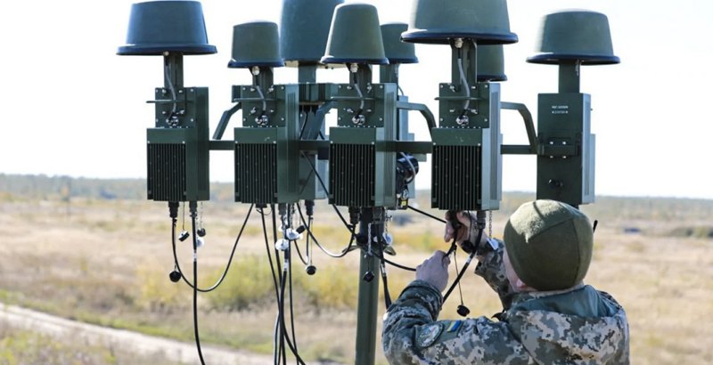Службовець ЗСУ налаштовує антени РЕБ