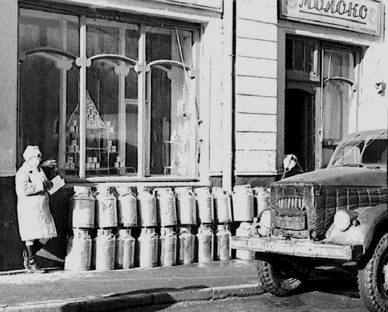 Молочний магазин в Москві по вул. Делегатській, 1980 рік. В той час у бідонах по магазинах розвозили сметану ,
сир і молоко.