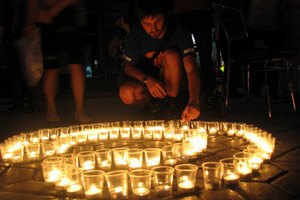 В Симферополе свечами выложили фразу "Сохраним мир"