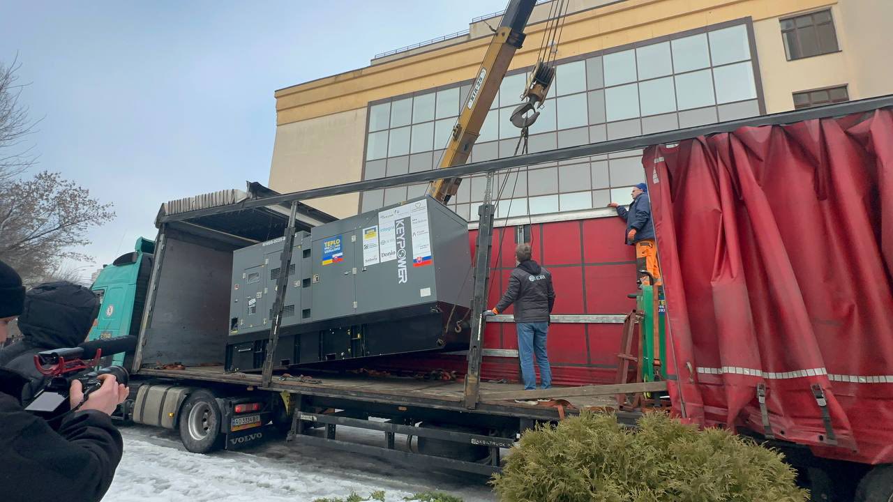 Потужний генератор передали ліцею Дніпровського району від доброчинців зі Словаччини.