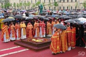 Дождь испортил патриарху Кириллу литургию в Харькове