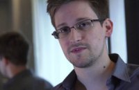 Отец Сноудена считает, что его сыном манипулируют