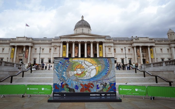 Олександр Усик презентував у Лондоні відтворену мозаїку Алли Горської "Боривітер" 