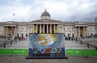 Олександр Усик презентував у Лондоні відтворену мозаїку Алли Горської "Боривітер" 