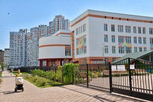 Город рассчитается со строителями гимназии "Киевская Русь"